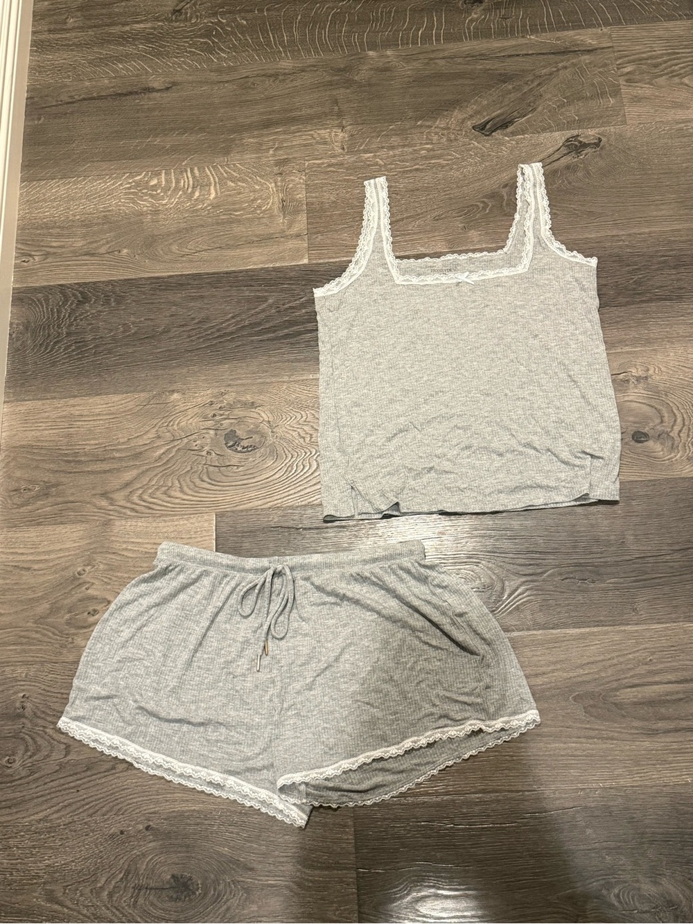Honeydew Lace Lounge set - Picture 2 of 5